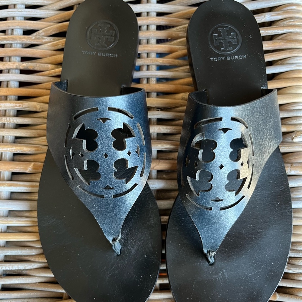 TORY BURCH ~ beautiful Navy Blue Leather Sandals